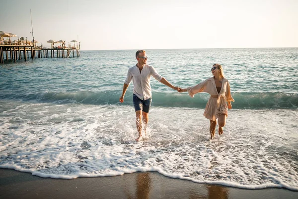 Casal Feliz Beira Mar Amantes Lua Mel Homem Mulher Ilha — Fotografia de Stock