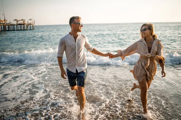 Casal Feliz Beira Mar Amantes Lua Mel Homem Mulher Ilha — Fotografia de Stock