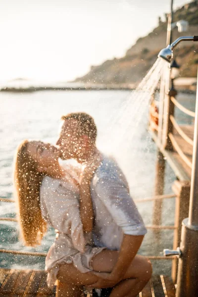 Casal Feliz Beira Mar Tipo Uma Rapariga Estão Debaixo Chuveiro — Fotografia de Stock