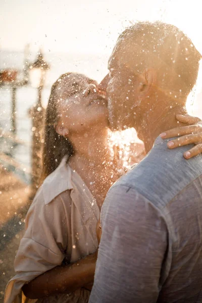 新婚旅行の高級スパホテルでの水の流れの下での愛の抱擁とキスの美しいカップル 熱帯での休暇 選択的焦点 — ストック写真
