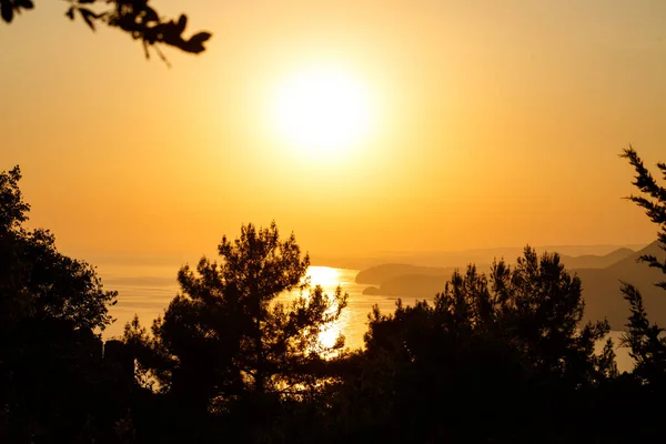 Sol Pone Horizonte Atardecer Sobre Mar Océano Olas Marinas Tranquilas — Foto de Stock