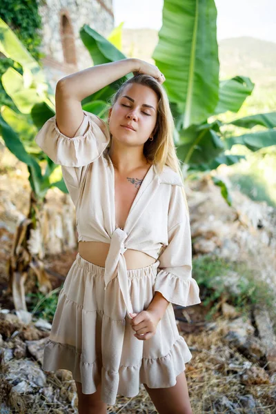 Atrakcyjna Młoda Jasnoskóra Kobieta Stoi Pobliżu Drzew Bananowych Tropikalnym Parku — Zdjęcie stockowe