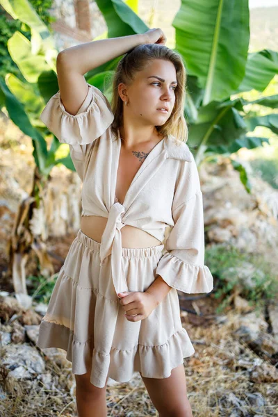 Attractive Young Fair Skinned Woman Stands Banana Trees Tropical Park — Stock Photo, Image