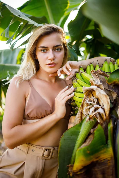 Woman Large Green Leaf Banana Tree Nature Park Tropical Plants — Stock Photo, Image