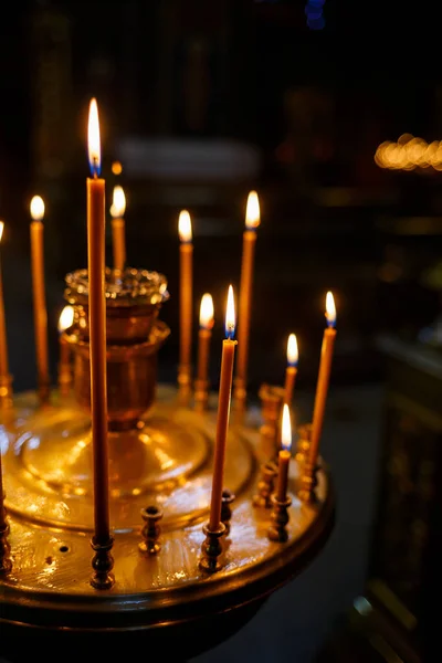 Wiele Płonących Świec Stoi Złotym Stojaku Kościele — Zdjęcie stockowe