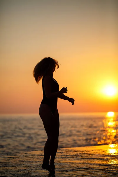 Silhuetas Uma Menina Contra Fundo Mar Pôr Sol — Fotografia de Stock