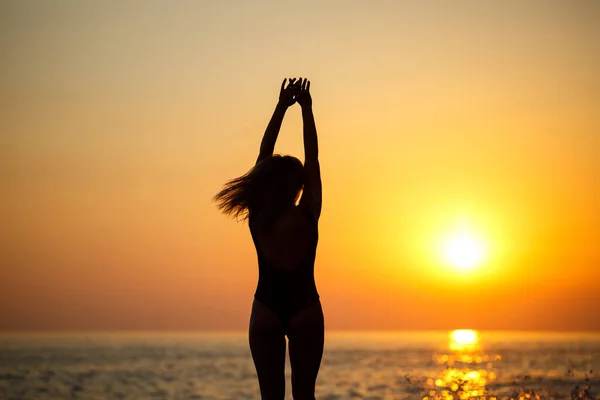 Silhuetter Flicka Mot Bakgrund Havet Och Nedgående Sol — Stockfoto