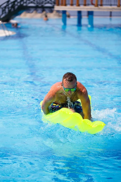 Красивый Молодой Человек Плавает Надувном Матрасе Голубом Бассейне — стоковое фото