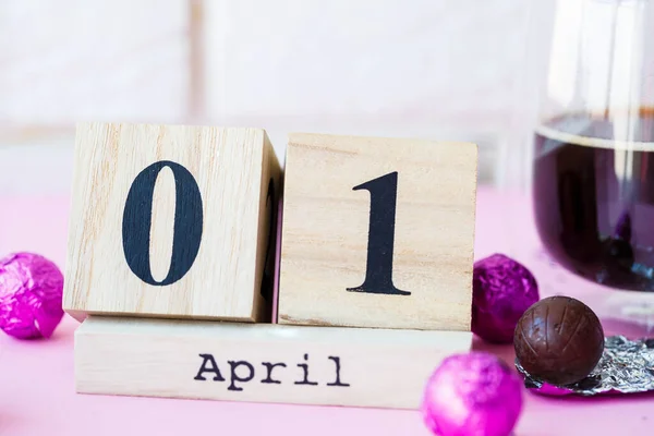 Hola Primavera Calendario Madera Con Fecha Abril Sobre Fondo Rosa —  Fotos de Stock
