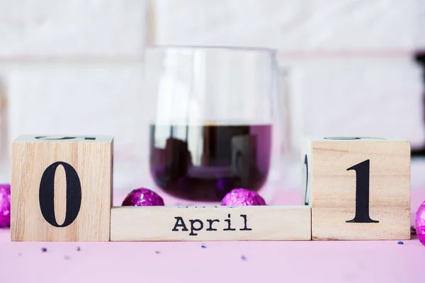 Hola Primavera Calendario Madera Con Fecha Abril Sobre Fondo Rosa —  Fotos de Stock