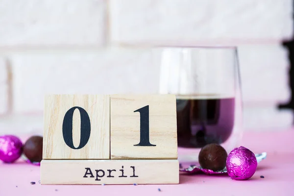 Hola Primavera Calendario Madera Con Fecha Abril Sobre Fondo Rosa —  Fotos de Stock