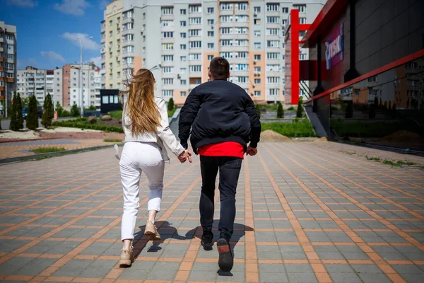 时髦的年轻姑娘 欧洲型 穿着黑色夹克的男人 在都市散步的情侣恋爱了 时尚在休闲时尚中 快乐关系概念 — 图库照片