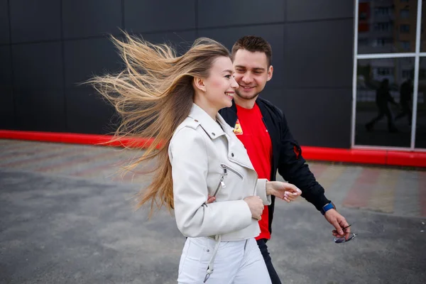 Elegante Jovencita Con Pelo Rubio Aspecto Europeo Chico Con Una —  Fotos de Stock