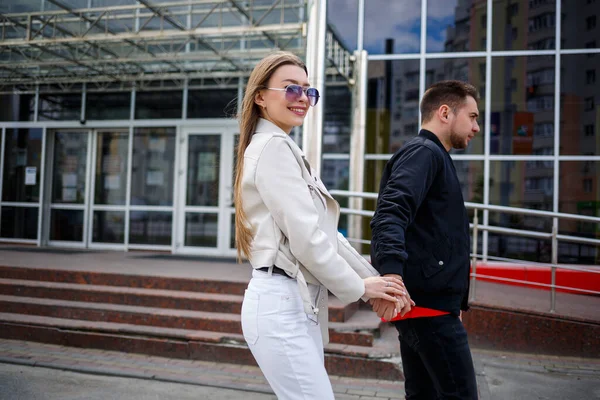 Menina Elegante Com Cabelo Loiro Aparência Europeia Cara Uma Jaqueta — Fotografia de Stock