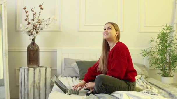Młoda Kobieta Pracuje Przy Komputerze Siedzi Łóżku Pracuje Odległość Dziewczyna — Wideo stockowe