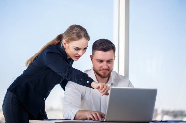 Kendi ofisindeki bir bayan yönetici akıl hocasına ekonomik kalkınma için başarılı yeni bir iş planından bahsediyor. Ofis işi