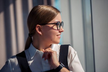 Kendine güvenen iş kadını patronu modern ofiste gözlük takıyor, kadın lider, iş sahibi gelecekteki başarıları düşünüyor, yeni fırsatlar planlıyor.
