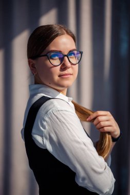 Kendine güvenen iş kadını patronu modern ofiste gözlük takıyor, kadın lider, iş sahibi gelecekteki başarıları düşünüyor, yeni fırsatlar planlıyor.