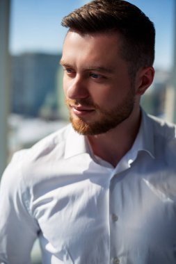 Kendine güvenen iş adamı, modern ofiste çalışan patron, başarılı lider, iş sahibi gelecekteki başarıları düşünen, yeni fırsatlar planlayan.