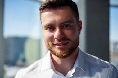 Kendine güvenen iş adamı, modern ofiste çalışan patron, başarılı lider, iş sahibi gelecekteki başarıları düşünen, yeni fırsatlar planlayan.