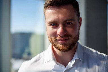 Kendine güvenen iş adamı, modern ofiste çalışan patron, başarılı lider, iş sahibi gelecekteki başarıları düşünen, yeni fırsatlar planlayan.