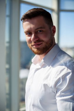 Kendine güvenen iş adamı, modern ofiste çalışan patron, başarılı lider, iş sahibi gelecekteki başarıları düşünen, yeni fırsatlar planlayan.