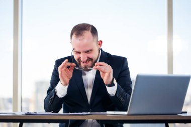 Şirketteki deli adam ofisteki bilgisayarın başında oturuyor ve çıldırıyor, masadaki adamın duygusal portresi. İşyerindeki çılgın işçi.