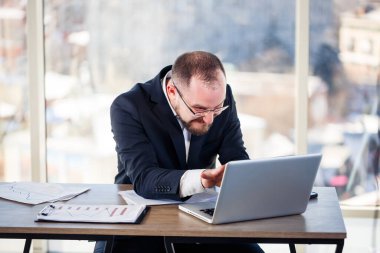 Şirketteki deli adam ofisteki bilgisayarın başında oturuyor ve çıldırıyor, masadaki adamın duygusal portresi. İşyerindeki çılgın işçi.