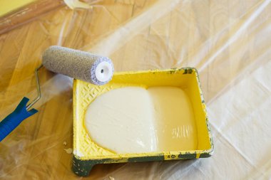 Kapalı alanda çalışırken boya silindirinin yakın plan çekimi, yenileme çalışmaları