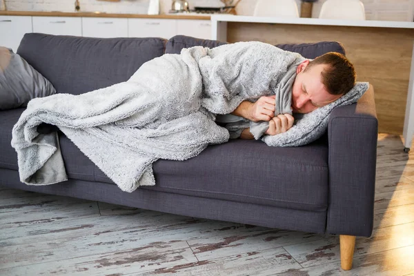 Jeune Homme Avec Grippe Assis Sur Canapé Maison Enveloppé Dans — Photo