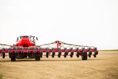 Büyük modern traktör, kışın ekilen tahıllar için tarlayı hazırlıyor. Tarım makineleri