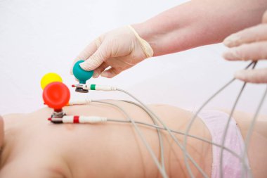 Çocuk kalp elektrokardiyogramı için hazırlanıyor, çocuklarda kalp hastalığı teşhisi konuyor.