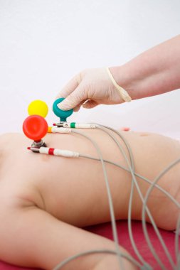Çocuk kalp elektrokardiyogramı için hazırlanıyor, çocuklarda kalp hastalığı teşhisi konuyor.