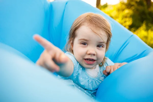 Una Hermosa Niña Está Descansando Jugando Aire Libre Engañando Alrededor — Foto de Stock