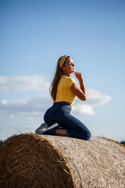 Young Beautiful Blonde Stands Mown Wheat Field Huge Sheaf Hay — Stock Photo, Image