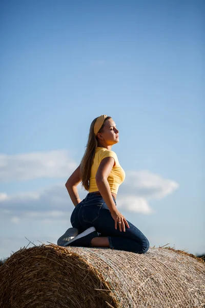 Young Beautiful Blonde Stands Mown Wheat Field Huge Sheaf Hay — Stock Photo, Image