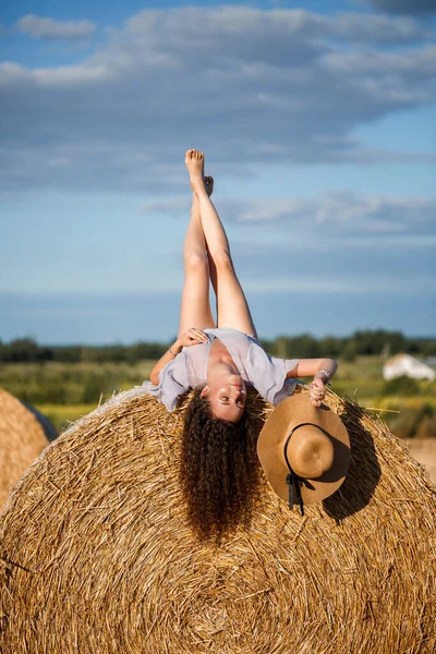 Mujer Atractiva Posando Los Campos Trigo Segados Con Gavilla Cielo — Foto de Stock