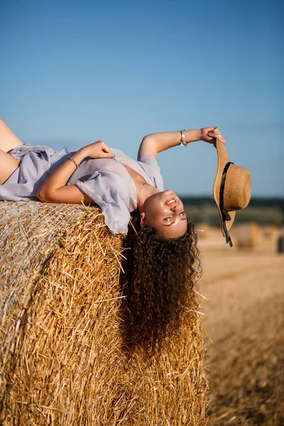 마을에는 옥수수 매력적 여자가 — 스톡 사진