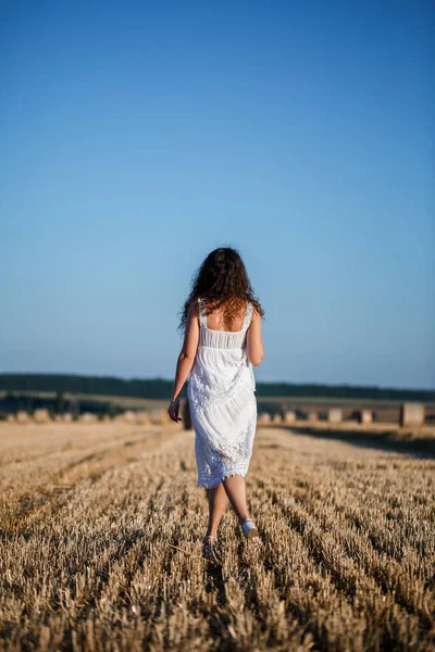 Молодая Красивая Женщина Белом Летнем Платье Стоит Скошенном Пшеничном Поле — стоковое фото