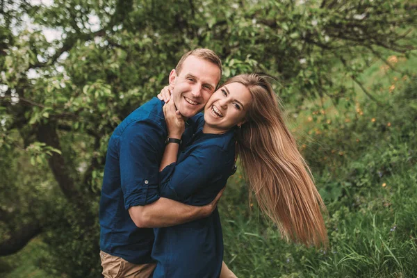 Retrato Jovem Casal Emocional Abraçando Uns Aos Outros Firmemente Namorado — Fotografia de Stock