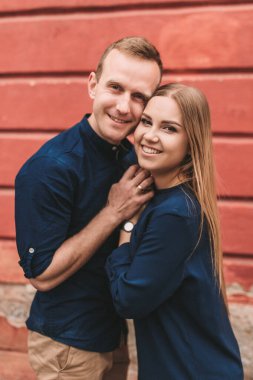 Mutlu genç çift. Güçlü duyguları olan mutlu bir aile kavramı. Aşık gençler.