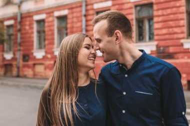 Mutlu genç çift. Güçlü duyguları olan mutlu bir aile kavramı. Aşık gençler.