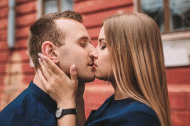 Mutlu genç çift. Güçlü duyguları olan mutlu bir aile kavramı. Aşık gençler.