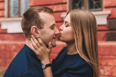 Mutlu genç çift. Güçlü duyguları olan mutlu bir aile kavramı. Aşık gençler.