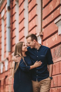 Birbirine aşık mutlu bir çift şehrin sokaklarında birlikte yürüyor. Şehrin eski dar sokaklarında sevimli bir çift. Gülümseyen insanların yaşam tarzı. Aile ilişkileri kavramı