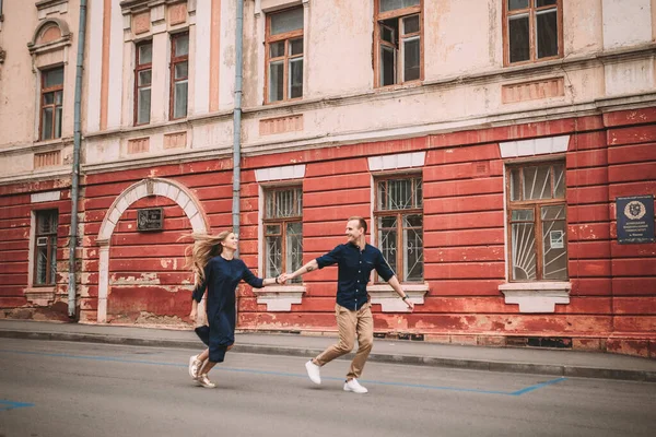 Una Feliz Pareja Casada Enamorada Corre Por Calle Regocija Hermosa —  Fotos de Stock