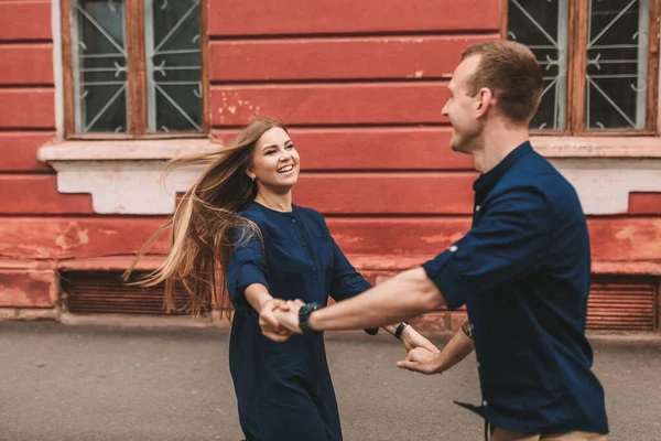 Heureux Couple Marié Amoureux Court Dans Rue Réjouit Beau Jeune — Photo