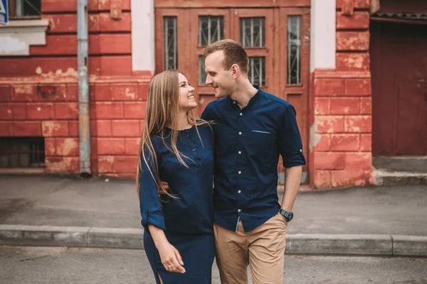 Casal Feliz Apaixonado Caminha Pelas Ruas Cidade Juntos Lindo Casal — Fotografia de Stock