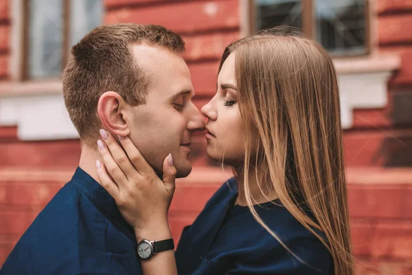 Pasangan Muda Yang Bahagia Konsep Keluarga Bahagia Dengan Perasaan Yang — Stok Foto