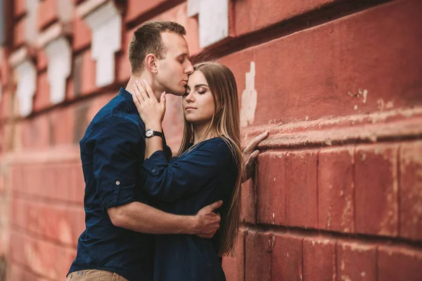 Jovem Casal Feliz Conceito Uma Família Feliz Com Sentimentos Fortes — Fotografia de Stock